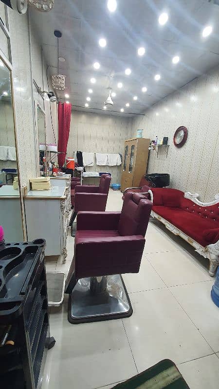 Beauty hot signature saloon for sale location sakarno Bazar mughalpura 2