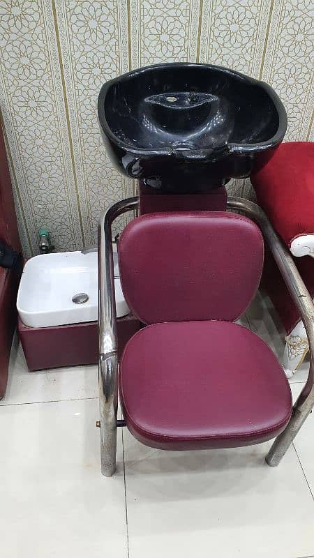 Beauty hot signature saloon for sale location sakarno Bazar mughalpura 5