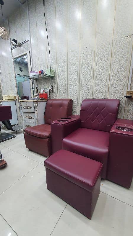 Beauty hot signature saloon for sale location sakarno Bazar mughalpura 6