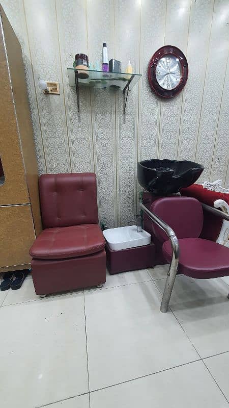 Beauty hot signature saloon for sale location sakarno Bazar mughalpura 7