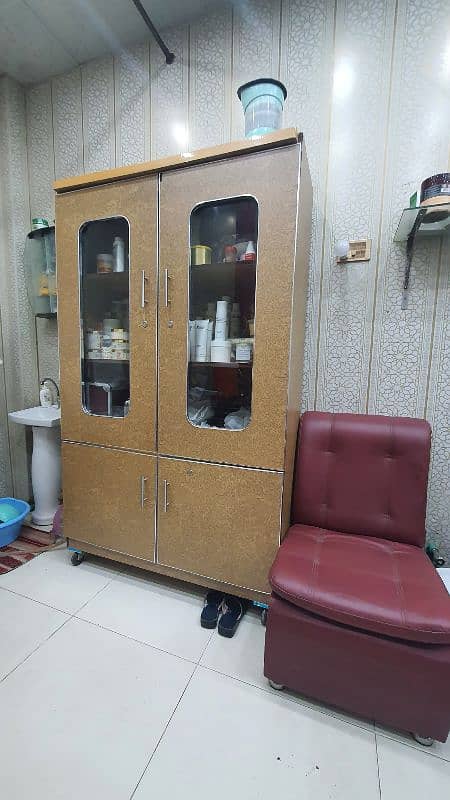 Beauty hot signature saloon for sale location sakarno Bazar mughalpura 9