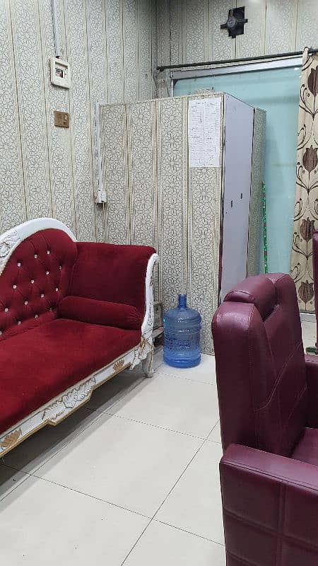 Beauty hot signature saloon for sale location sakarno Bazar mughalpura 10