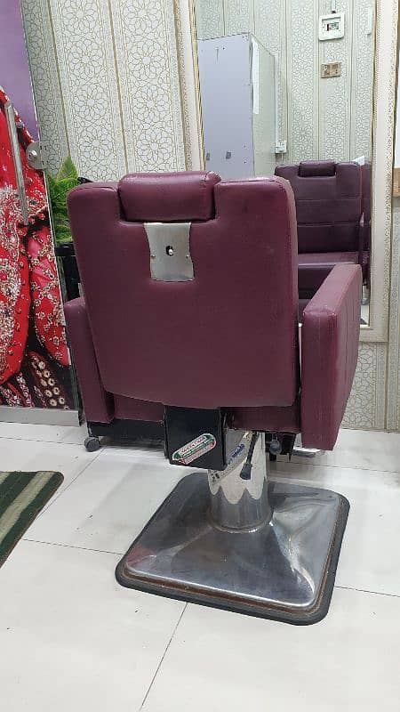 Beauty hot signature saloon for sale location sakarno Bazar mughalpura 11