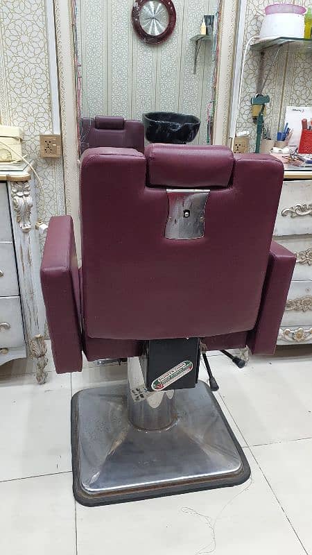 Beauty hot signature saloon for sale location sakarno Bazar mughalpura 12