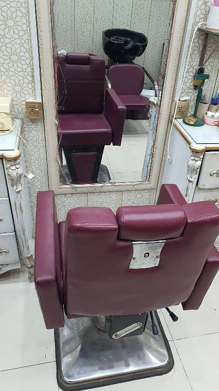 Beauty hot signature saloon for sale location sakarno Bazar mughalpura 13