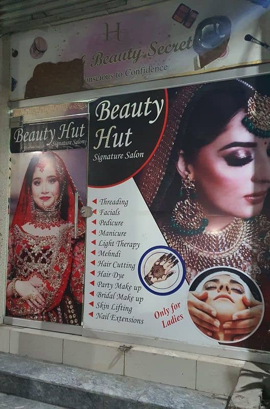 Beauty hot signature saloon for sale location sakarno Bazar mughalpura 14