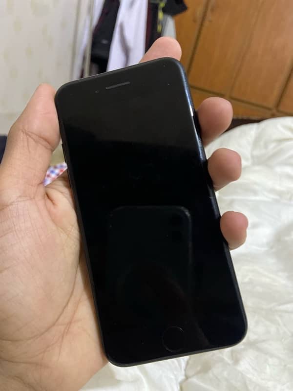 I am selling iphone7 in very good condition (Non pta) 1