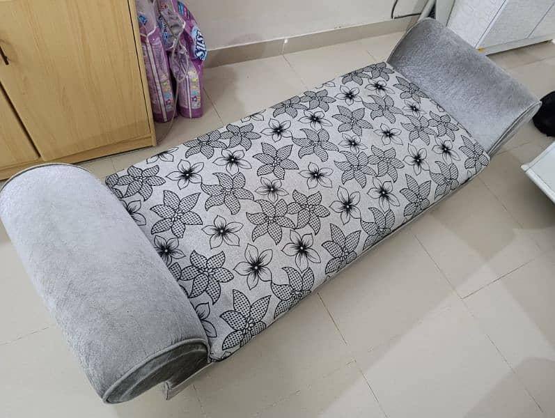 Sofa Sethi in new condition 0