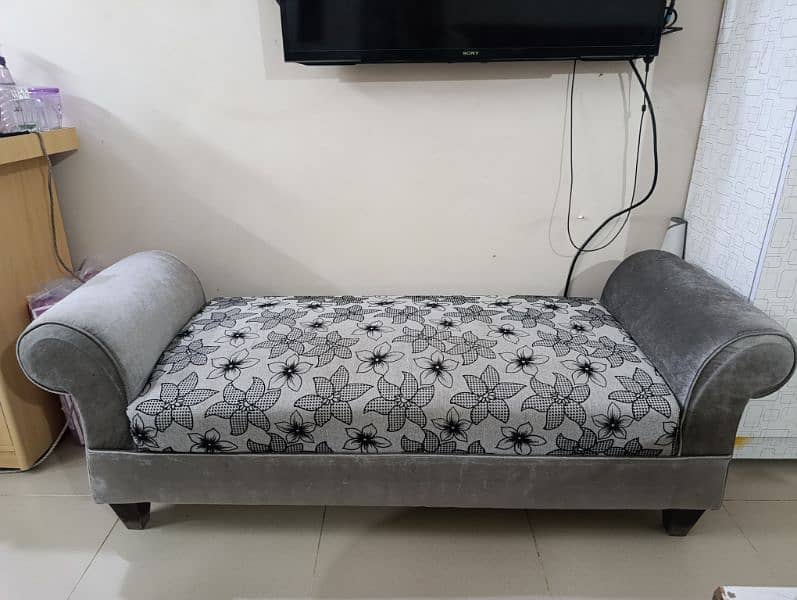 Sofa Sethi in new condition 1