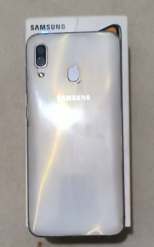 Samsung Galaxy A30 1