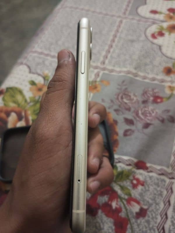 I phone 11 non pta white color good condition 03471411172 7