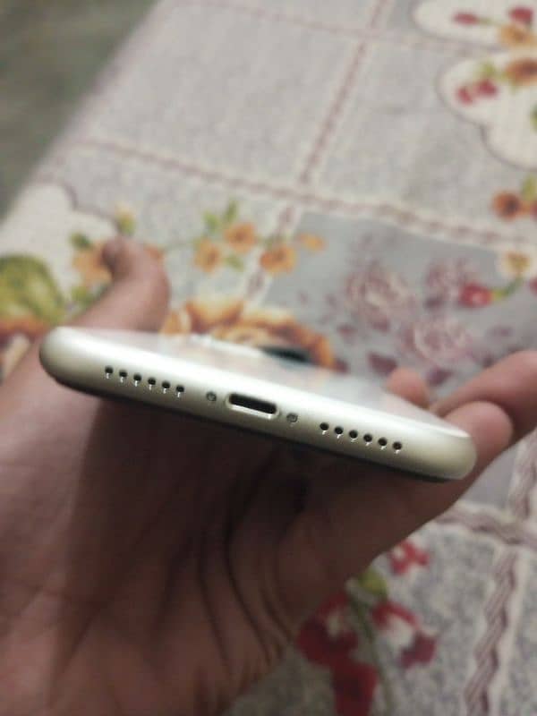 I phone 11 non pta white color good condition 03471411172 8