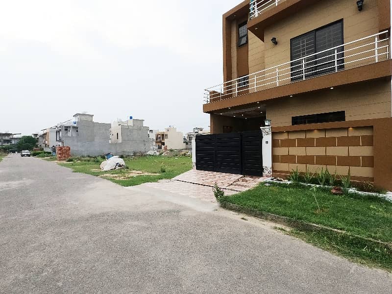 Near To Park 5 Marla House In Only Rs. 15200000 1