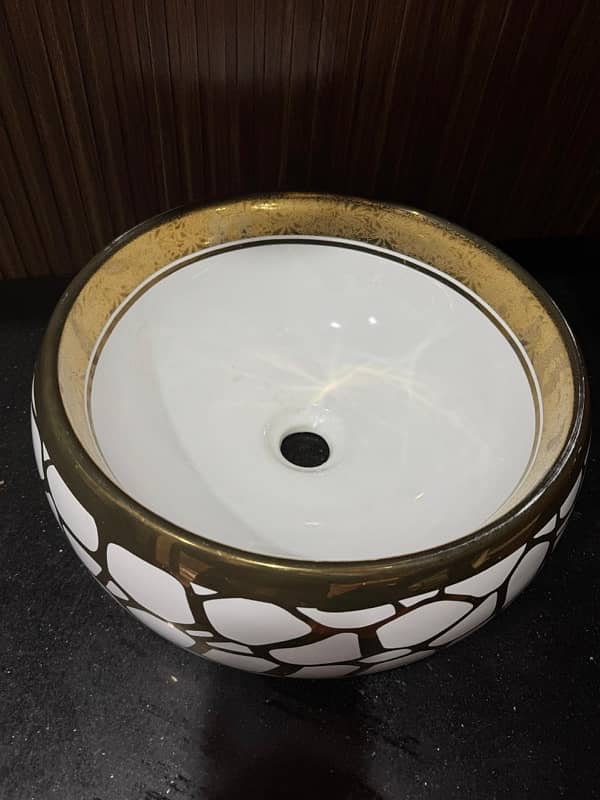 texture gold ceramic washbasin 1