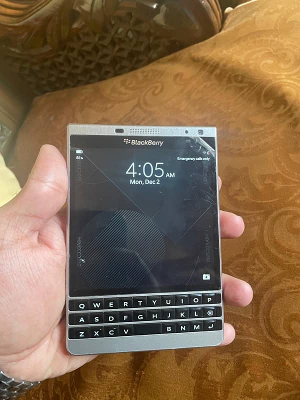 blackberry passport silver edition 0