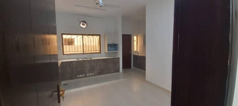 17 Marla 5 Bedroom Brig House Available for Sale in Askari 10 Sector-F Lahore Cantt 24