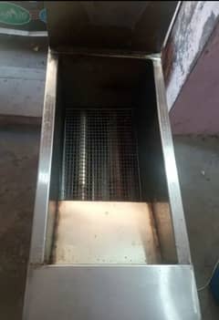 Fryer Deep fryer 16 litter new condition steel bdy  km gas leta hai