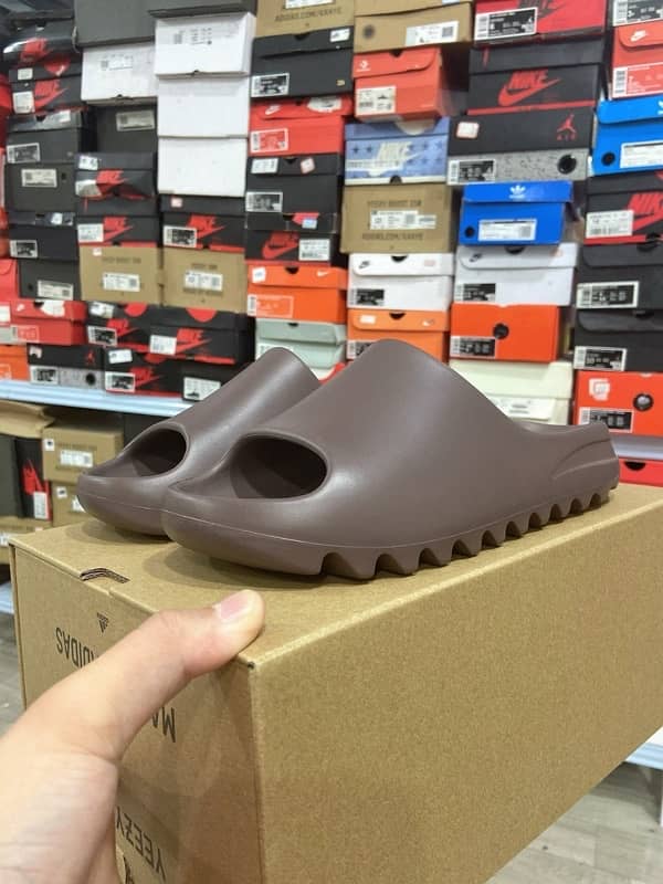 Yeezy slide brown (soot colorway) 0