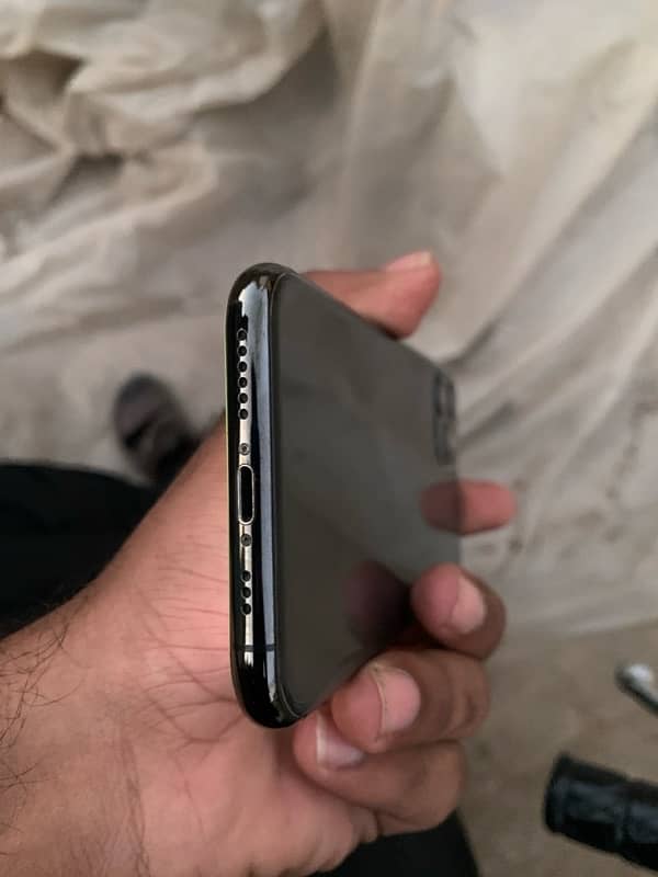 iPhone 11  pro 64gb rectory 4