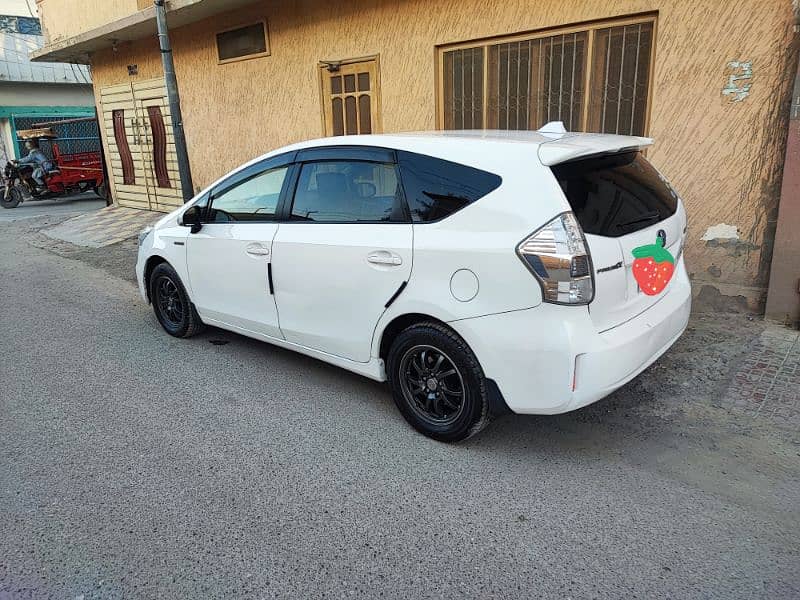 Toyota Prius Alpha 2012 1