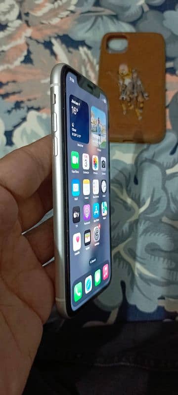 iphone 11 mint condition 128 gb 2