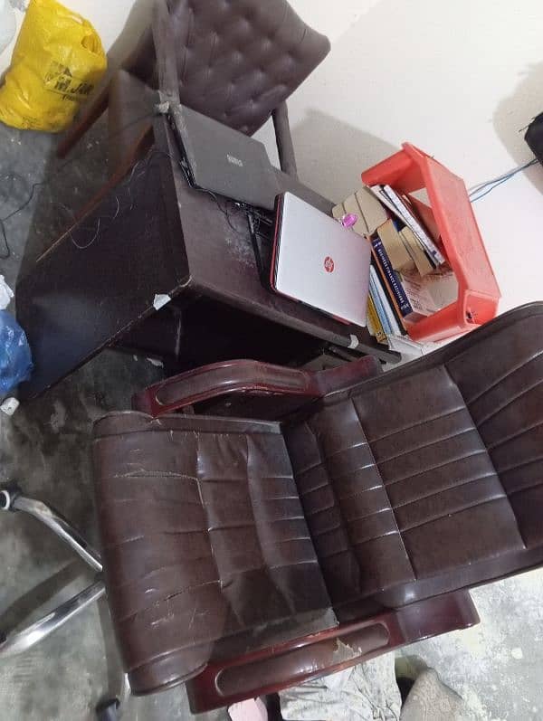 Selling 2 chair 1 study table and a small table 0