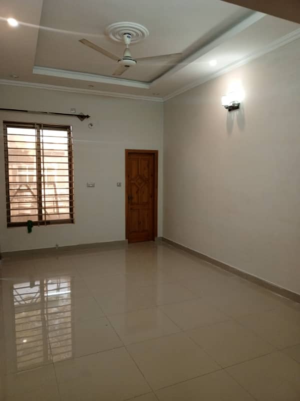 Uper porSn available for rent Model Town Phs 2 7