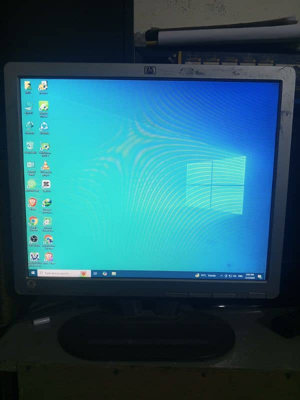 HP 17 inach LCD far sale urgent 0