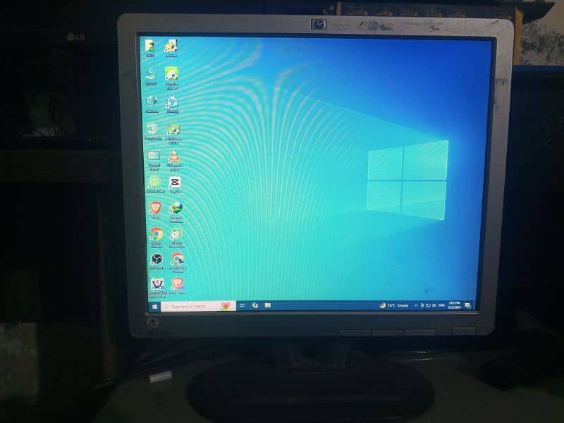 HP 17 inach LCD far sale urgent 4