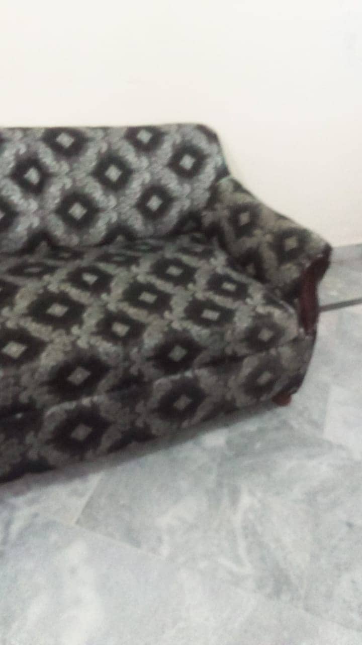 Comfortable Patterned Sofa in Excellent Condition 1