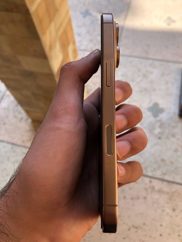 Iphone 16 pro Desert 1