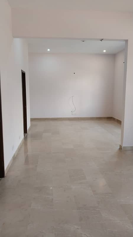 725 Yards / 9000 sqft Commercial Purpose Bungalow. 4