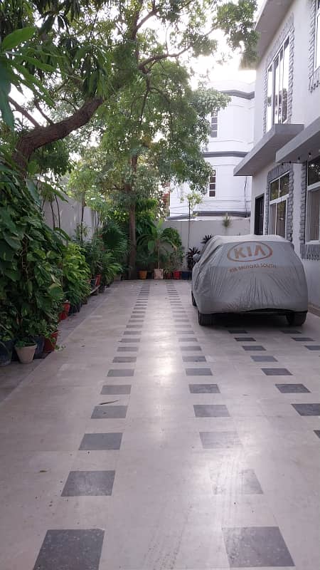 725 Yards / 9000 sqft Commercial Purpose Bungalow. 9