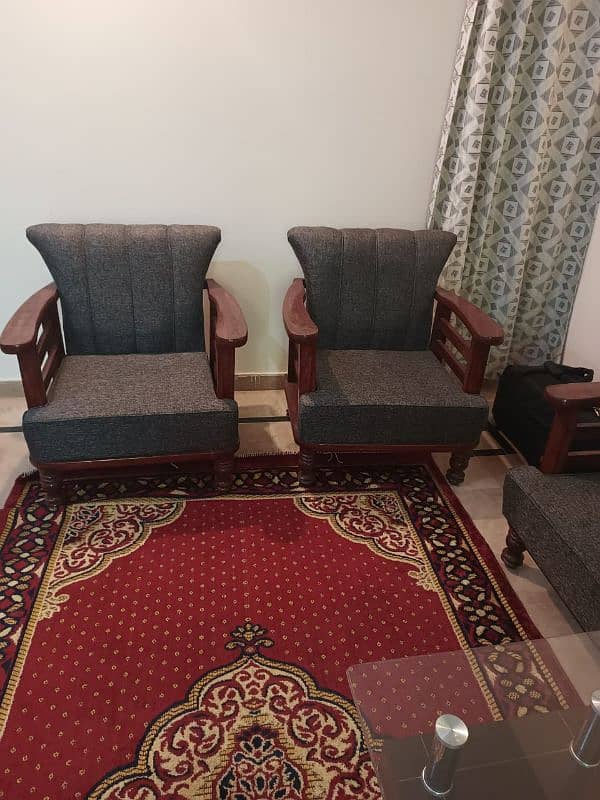 10/10 condition sofa set with glass table 1