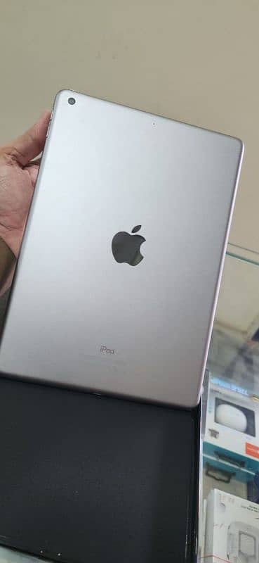 ipad 5th generation 32GB 9