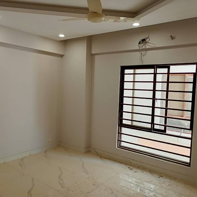 FOR RENT - 3 BEDDD BRAND NEW FLAT (WEST OPEN-CORNER) AVAILABLE IN METROPOLIS RESIDENCY, MAIN JINNAH AVENUE KARACHI 11