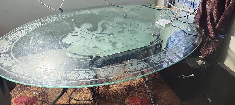 dinning table in good condition 0