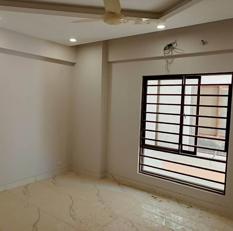 FOR RENT - 3 BEDDD BRAND NEW FLAT (WEST OPEN-CORNER) AVAILABLE IN METROPOLIS RESIDENCY, MAIN JINNAH AVENUE KARACHI 11