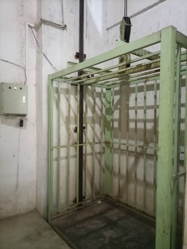 Warehouse For Rent Cargo Lift Near To Wadat Road, Ferzopura Road 9