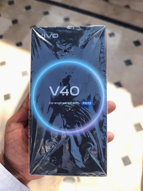 Vivo V40 5 G just Box open 4