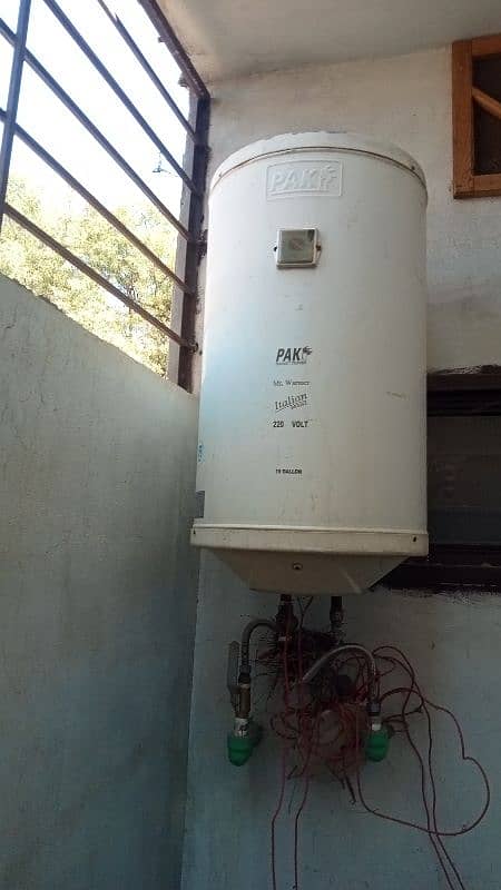 Pak Water Gyser 220 Watts Running Condition For Sale 2