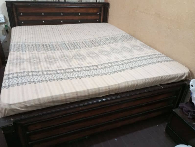 Queen bed with Spring Mattres 0