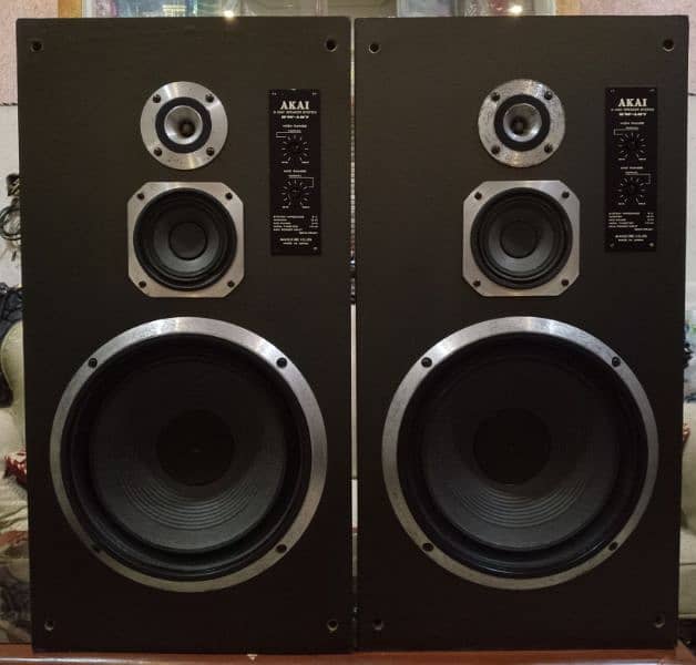 Akai 12" speakers 0