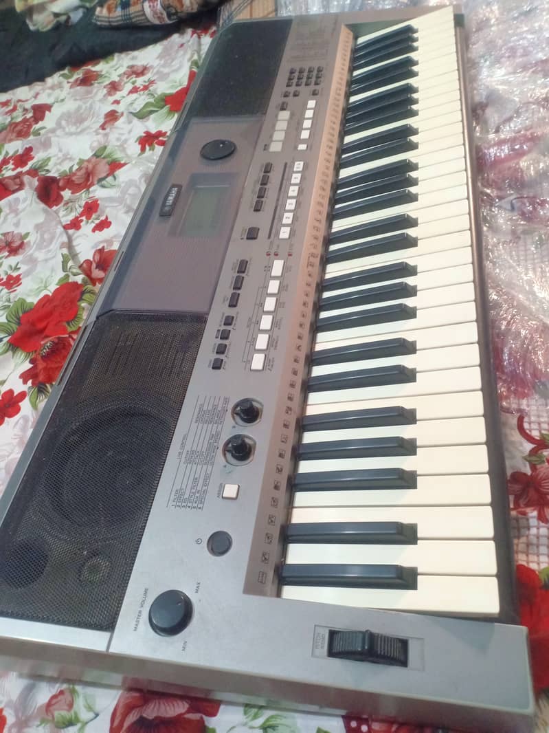 Yamaha PSR E443 2