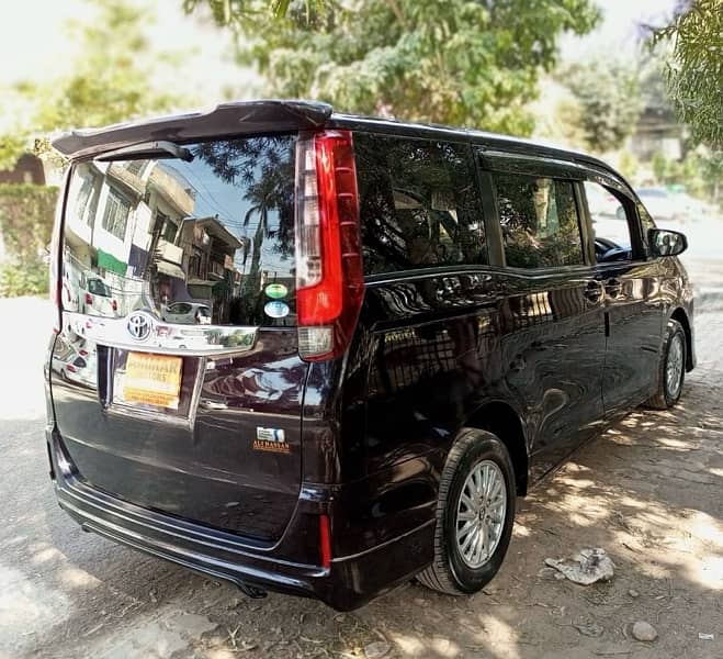 Toyota Noah voxy 2016 hybrid 4