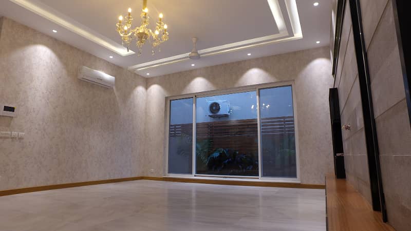 1 KANAL ROYAL DESIGN LUXURY VILLA FOR SALE NEAR TO PARK 30