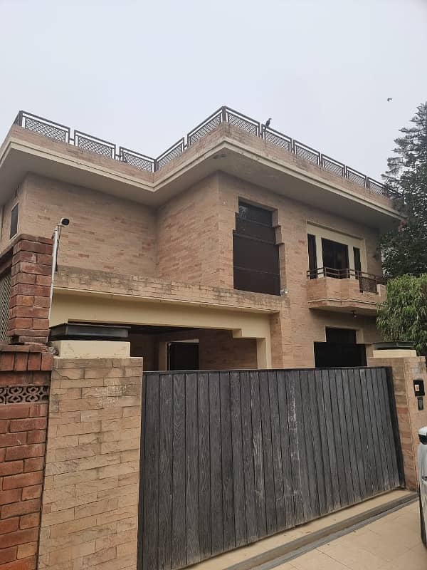 BEAUTIFUL HOUSE IN MAIN CANTT 20