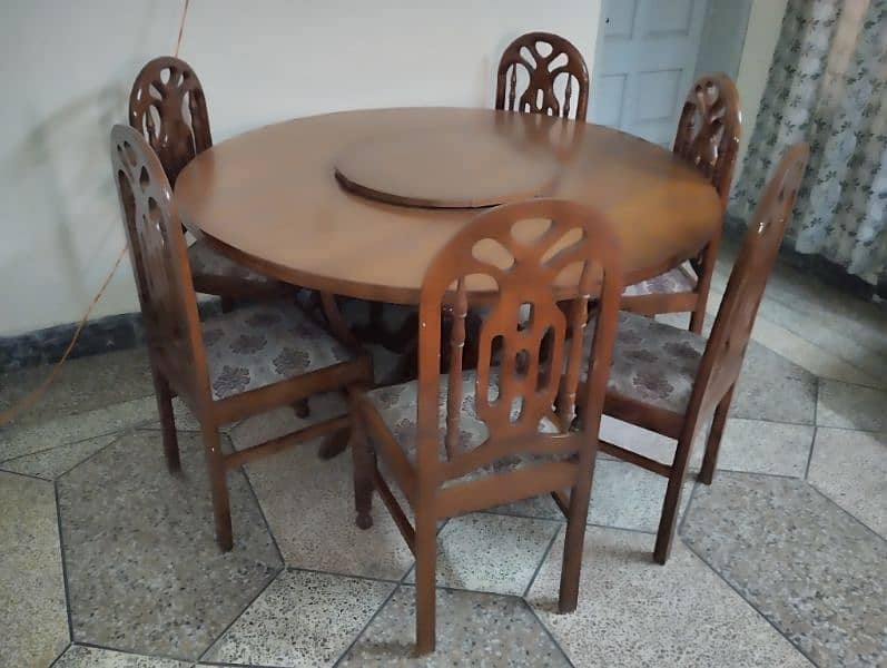 round dining table 0