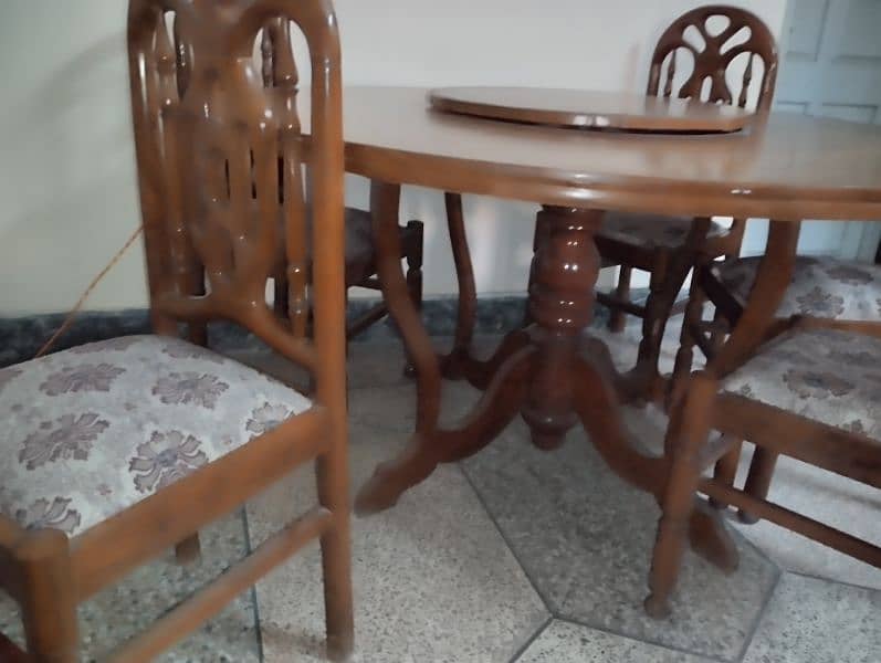 round dining table 4