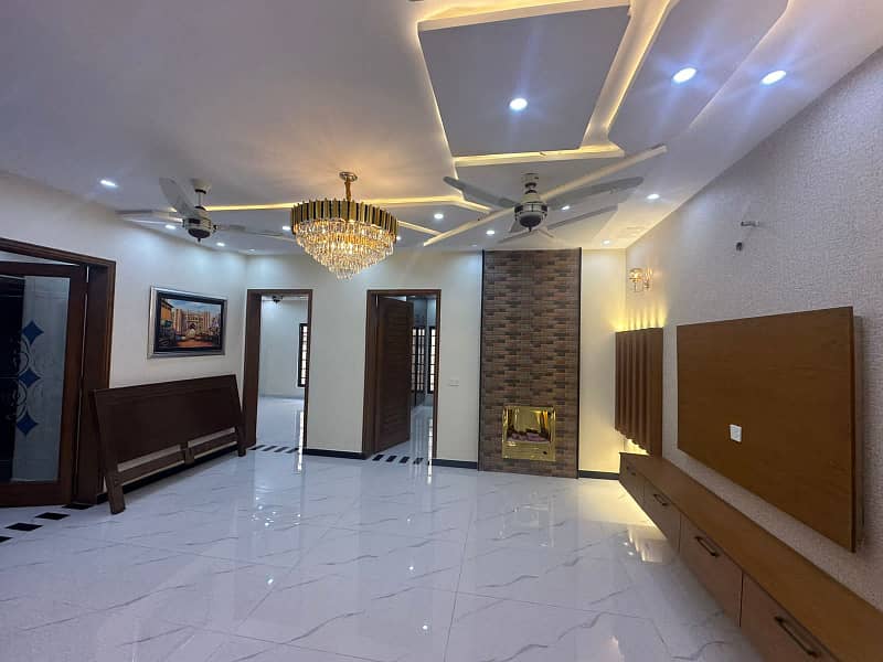 8 Marla House For Rent in Bahria Town Lahore 0